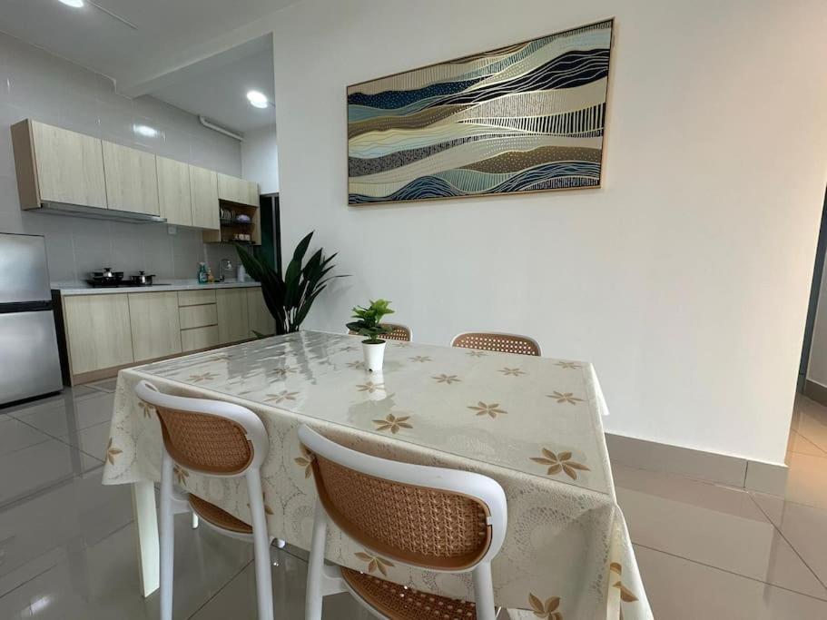 New Razak 4pax 3r3b Apartment